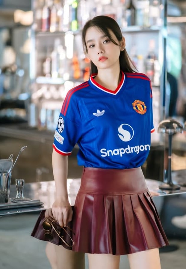 เบสท์ ชนิดาภา @best_chanidapa ในลุคเสื้อแมนเชสเตอร์ยูไนเต็ด