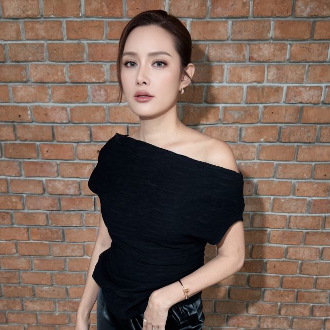 หญิง รฐา