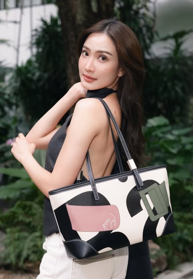 แต้ว ณฐพร @taewaew_natapohn ในลุคแฟชั่นสีดำ