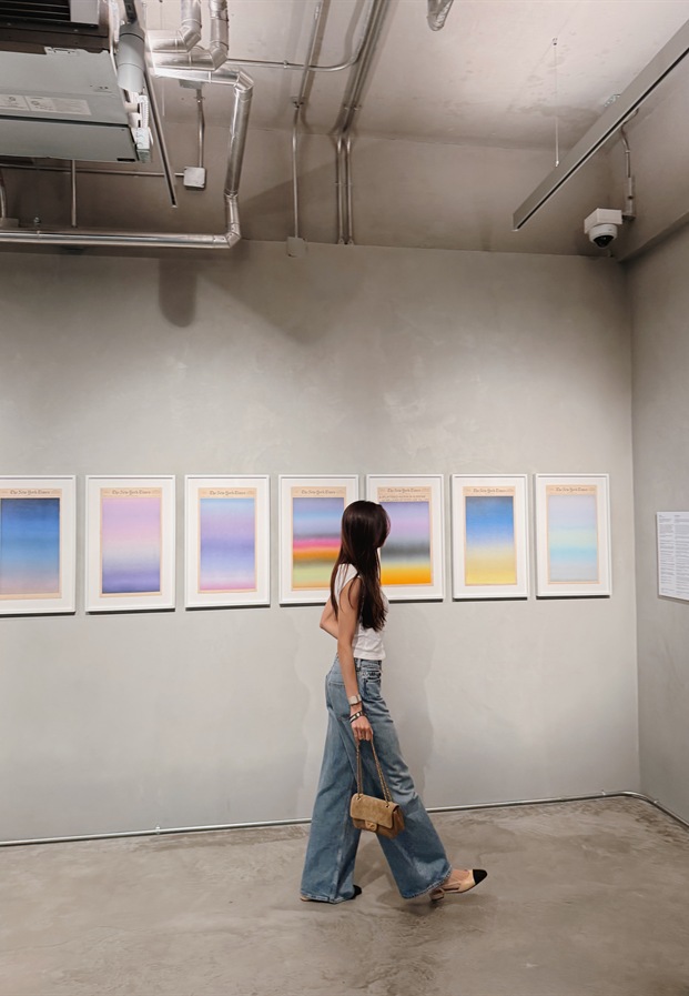 Lena Lalina full-length museum look — Instagram @lalinalena (Official)