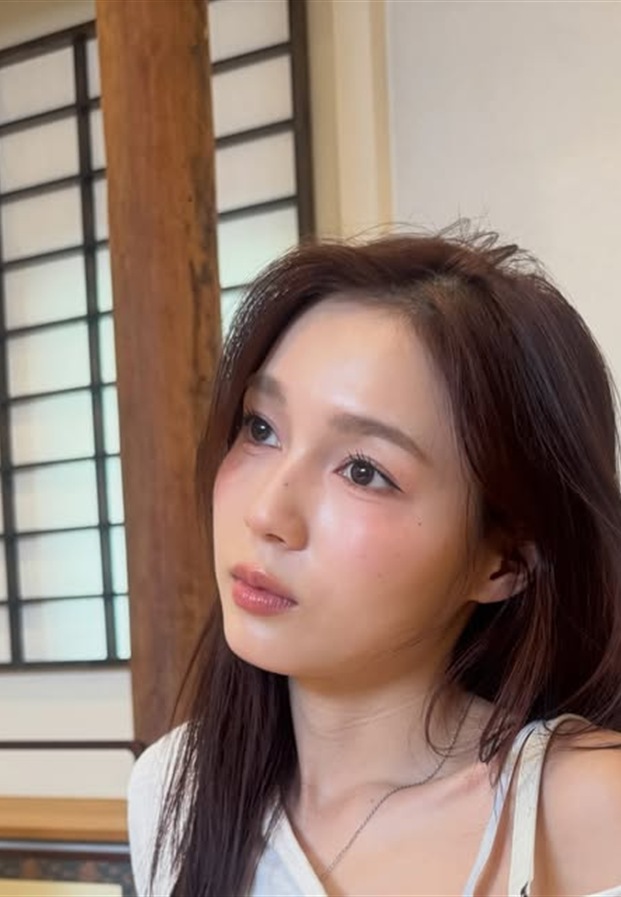 Love Pattranite off-shoulder style — Instagram @loverrukk (Official)