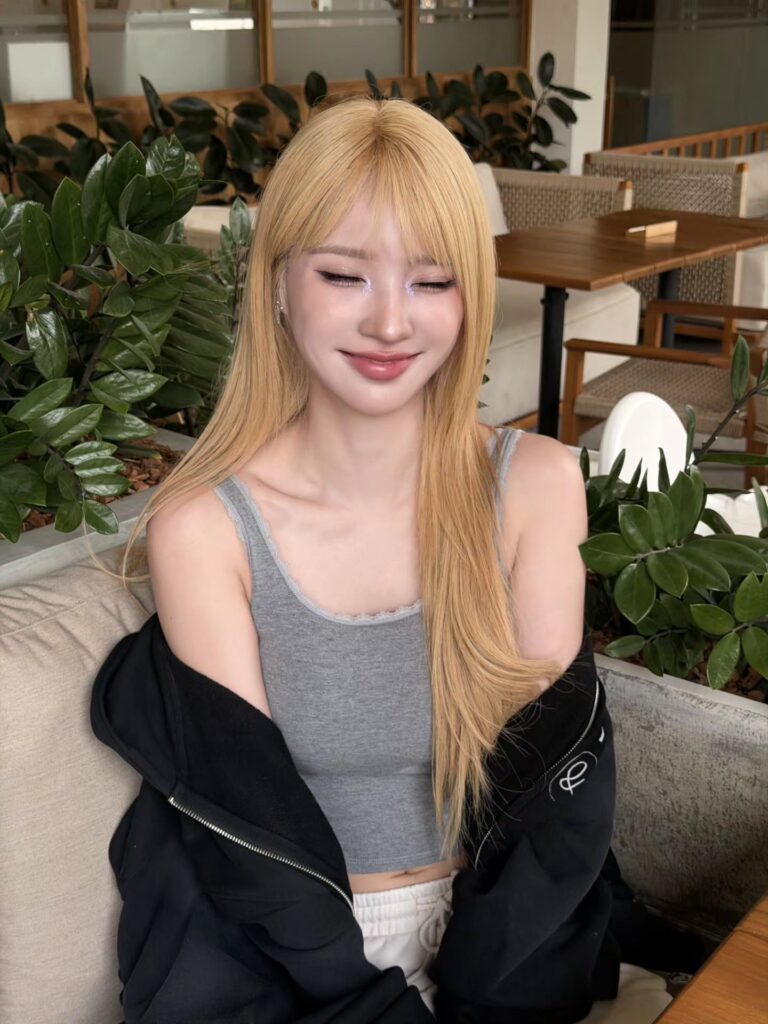 แจน พลอยชมพู ศุภทรัพย์ ในลุคแฟชั่นสีเทา