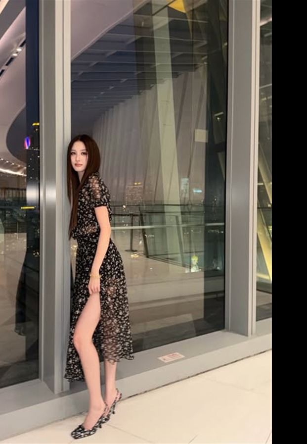 วิว เบญญาภา จีนประสม ในเดรสลายดอกสีเข้ม