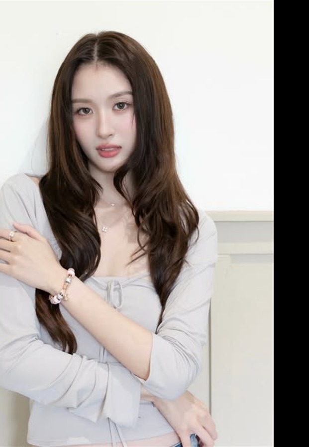 วิว เบญญาภา จีนประสม ในลุคเสื้อสีอ่อน